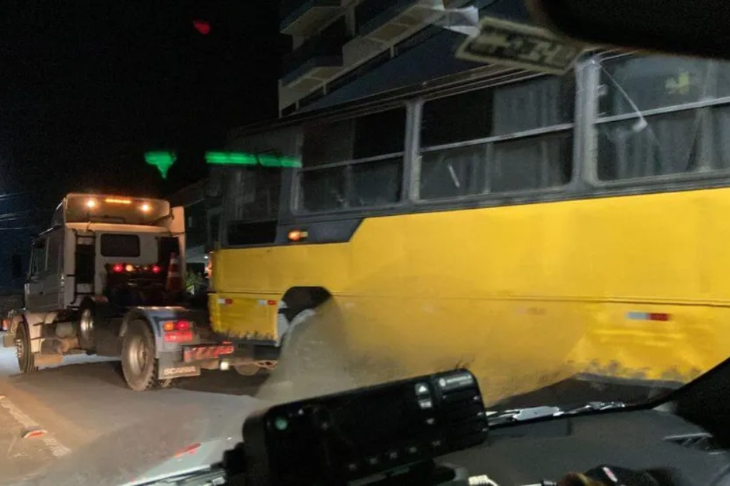  - Ônibus foi guinchado após motorista ser flagrado conduzindo veículo bêbado — Foto: Polícia Militar/ Divulgação