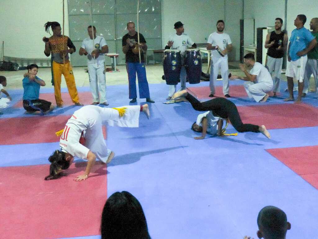 Aulas de Capoeira promovem a socialização de jovens em cidade da região