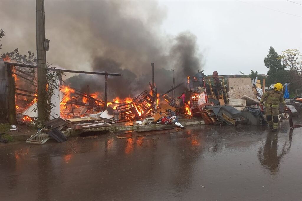 Residência é destruída pelo fogo na manhã desta terça-feira em Santa Maria