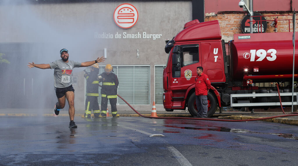 Foto: Rodrigo Patrício Dacol Fotografia / Foco Radical - Banho de mangueira é uma das atrações do percurso da corrida de rua promovida pelos Bombeiros Voluntários de Joinville