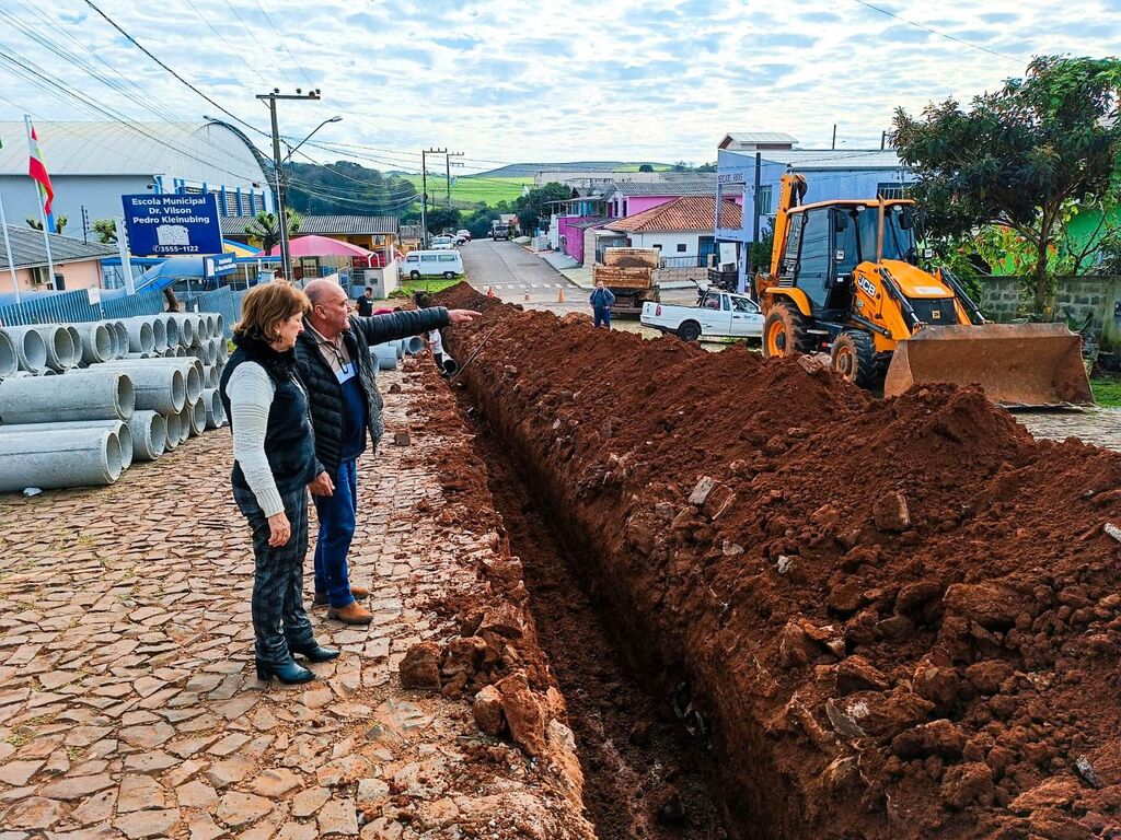 Administração de Capinzal confere a execução da drenagem no loteamento Parizzotto