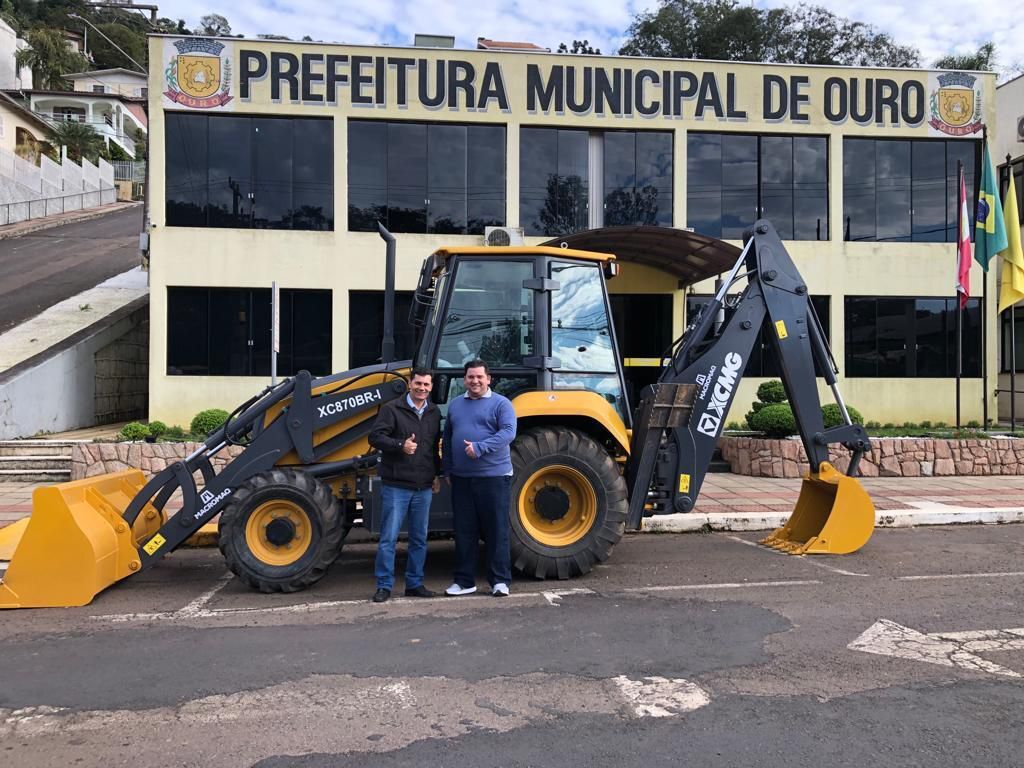 Prefeitura de Ouro recebe  retroescavadeira destinada pelo Governo de SC