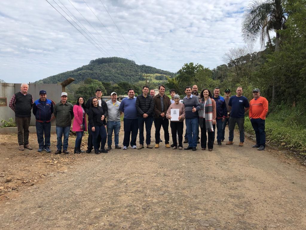 Assinada e entregue a Ordem de Serviço da pavimentação asfáltica da Rua Governador Jorge Lacerda