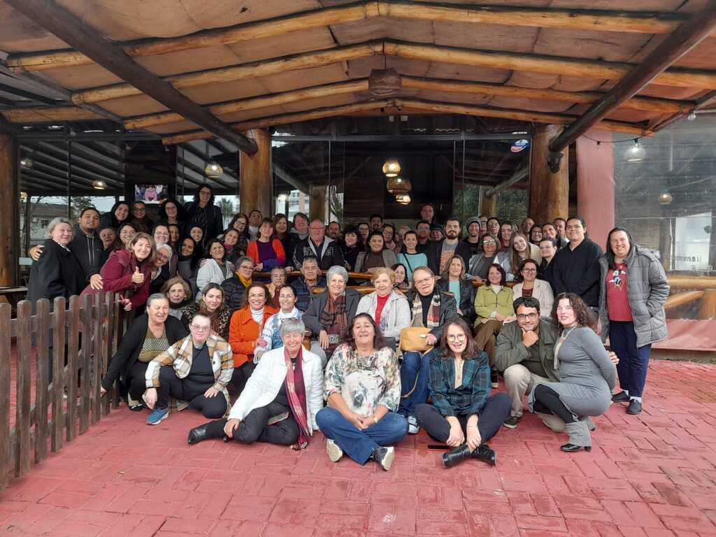 Encontro dos Amigos e Professores do Annes Gualberto: Uma jornada de laços inquebráveis em Joinville