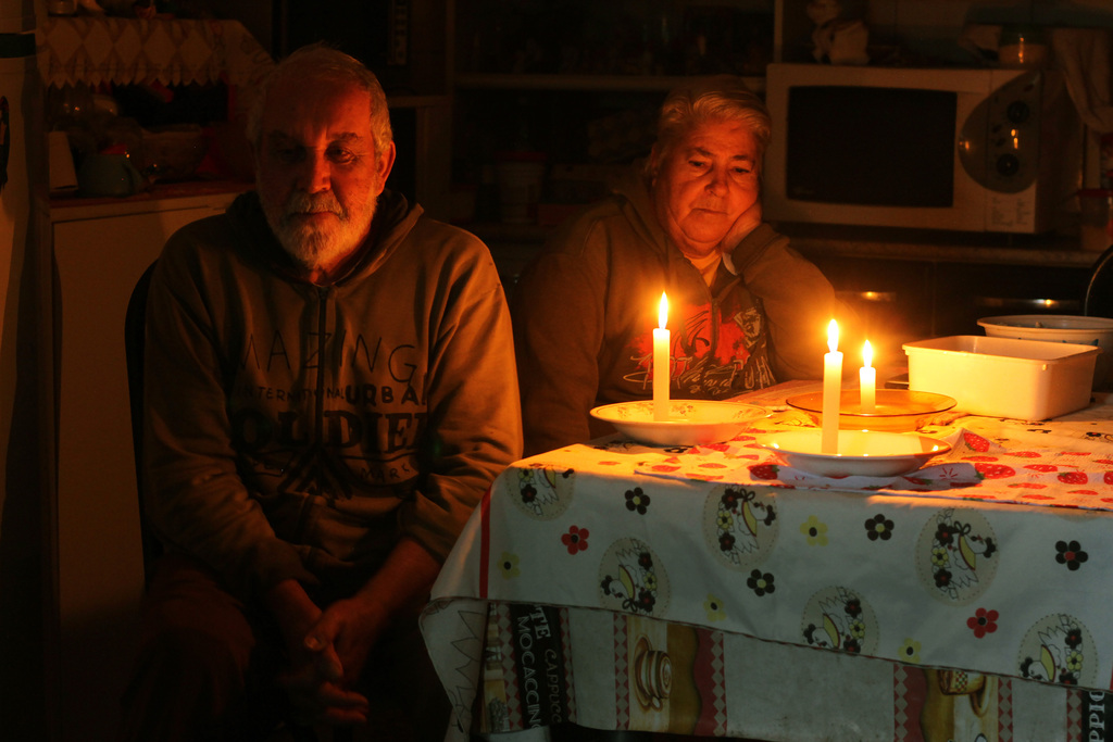 Foto: Carlos Queiroz - DP - Além dos problemas de saúde, casal de idosos agora enfrenta outro problema: a falta de luz