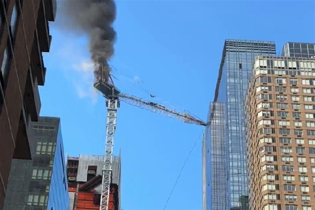 título imagem VÍDEO: guindaste despenca de prédio e deixa seis feridos nos Estados Unidos