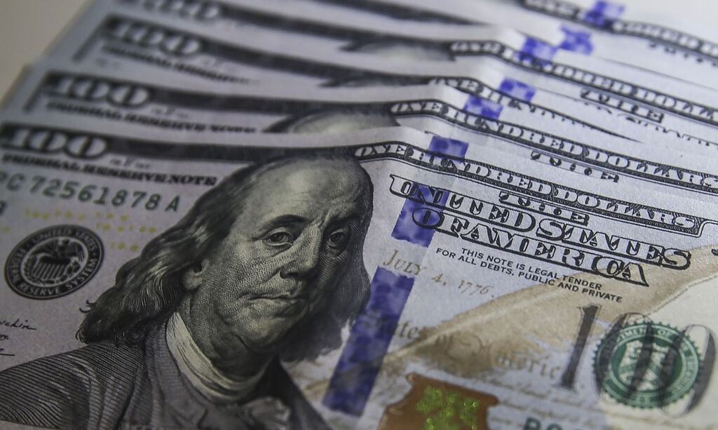 Dólar caiu ao menor valor em mais de um ano e fechou o dia em R$ 4,72