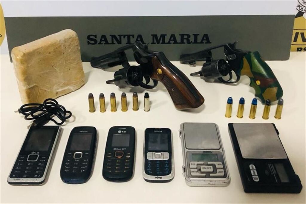 Dupla é presa em motocicleta furtada com armas e droga em Santa Maria