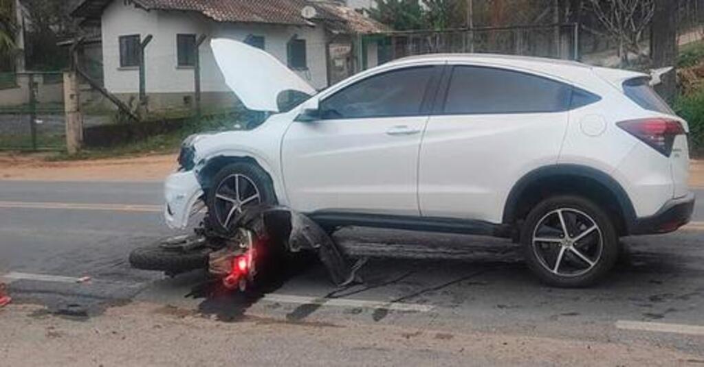 Acidente envolvendo carro e motos deixa dois feridos em Indaial (SC)