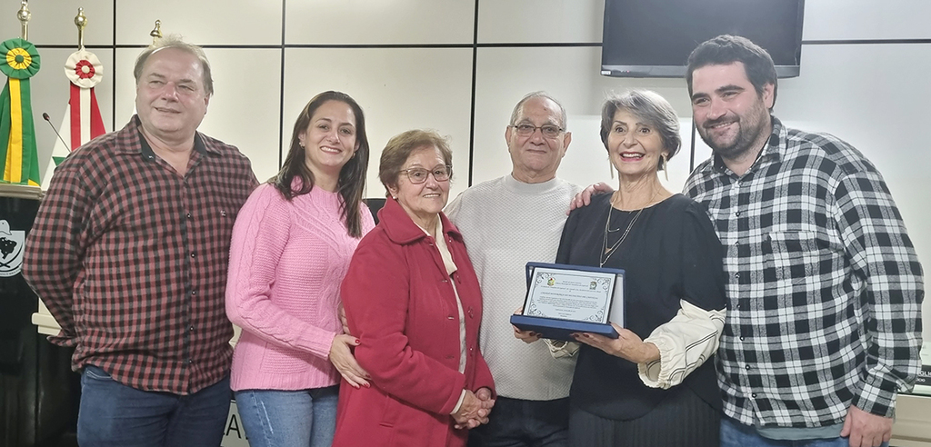 Sessão Solene do Poder Legislativo
Título de Cidadã Honorária do Município de Capinzal à Aldina da Silva (Carmem Baseggio)