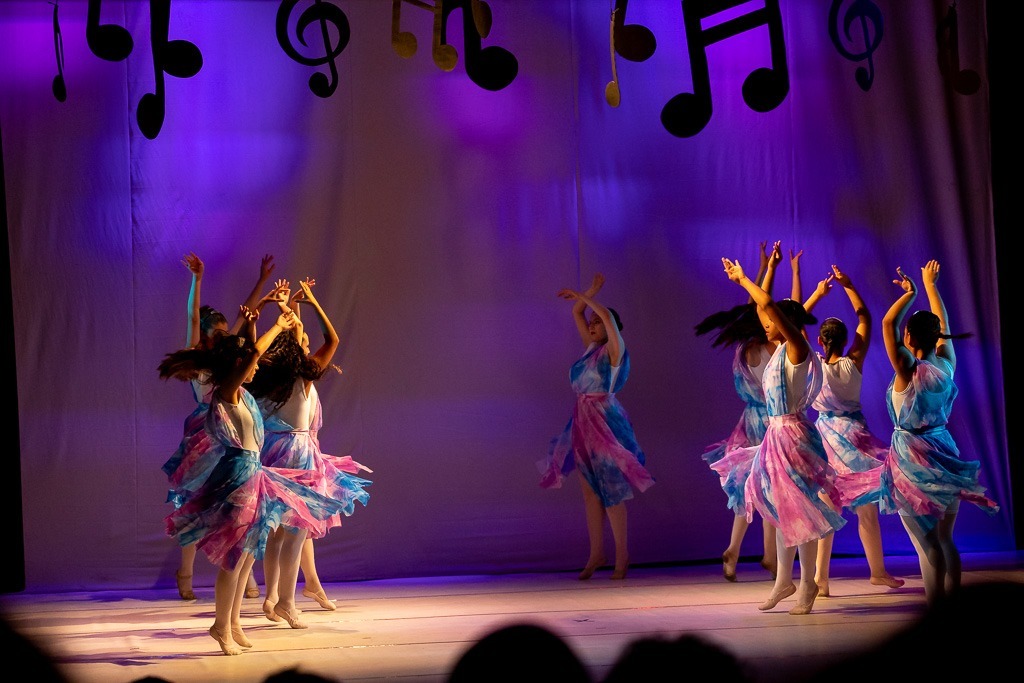 Projeto ensina Balé Clássico para crianças da Nova Santa Marta
