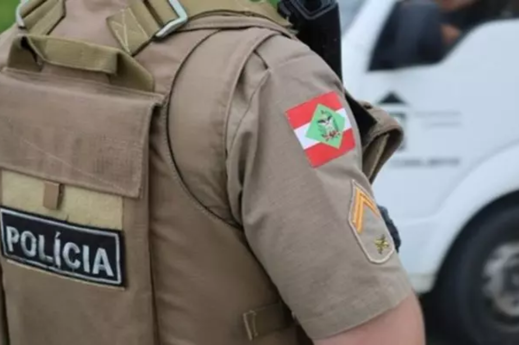 Dupla é presa por tráfico de drogas e posse ilegal de arma na Vila Nova