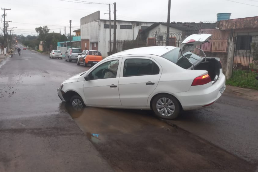 título imagem VÍDEO: pista cede e veículo fica preso em buraco na Vila Oliveira
