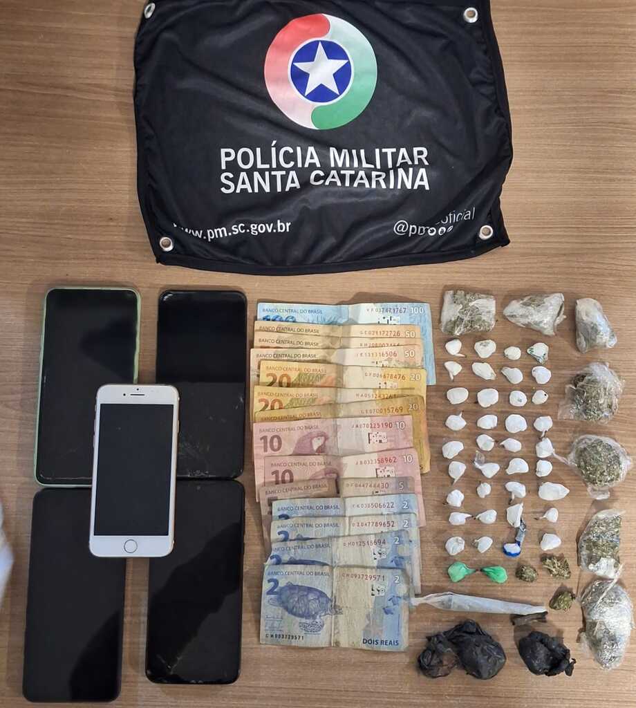 PM DE SÃO JOÃO DO SUL PRENDE HOMENS PELO CRIME DE TRÁFICO DE DROGAS EM VILA SANTA CATARINA