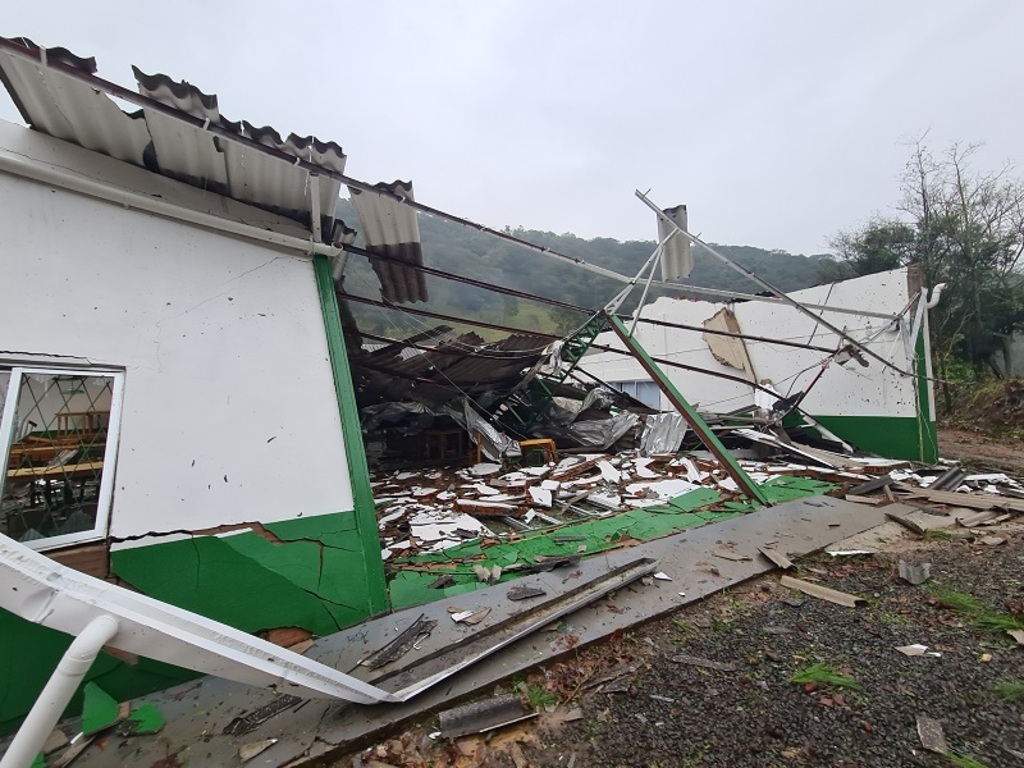 Foto: Secom/SC - - Microexplosão em Herval D'Oeste ocorrida em meados de julho. O fenômeno está associado a ventos intensos que chegaram a atingir a casa dos 100 Km/h.