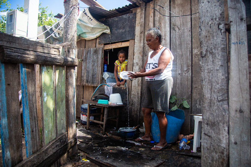 Foto: Nathália Schneider (Diário) - Erenita e família contam apenas com uma mangueira de água para fazer limpeza e higiene pessoal