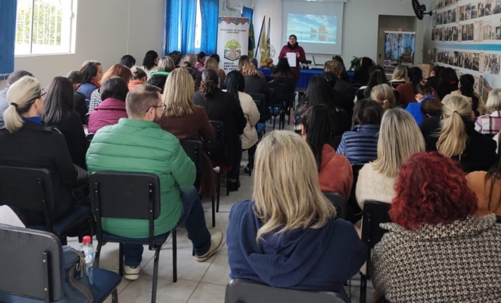  - Os professores foram convidados a escrever um texto com a temática “A rotina de um professor em uma escola”.