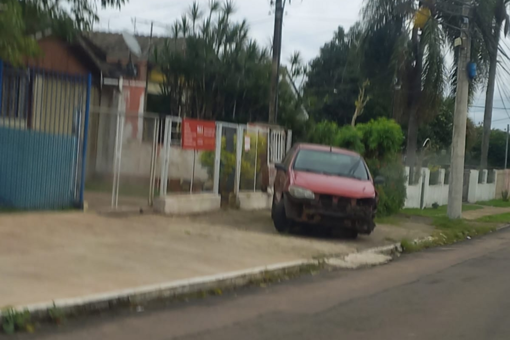 Foto: Divulgação - Pedestres eram obrigados a transitarem pela via para desviarem do automóvel