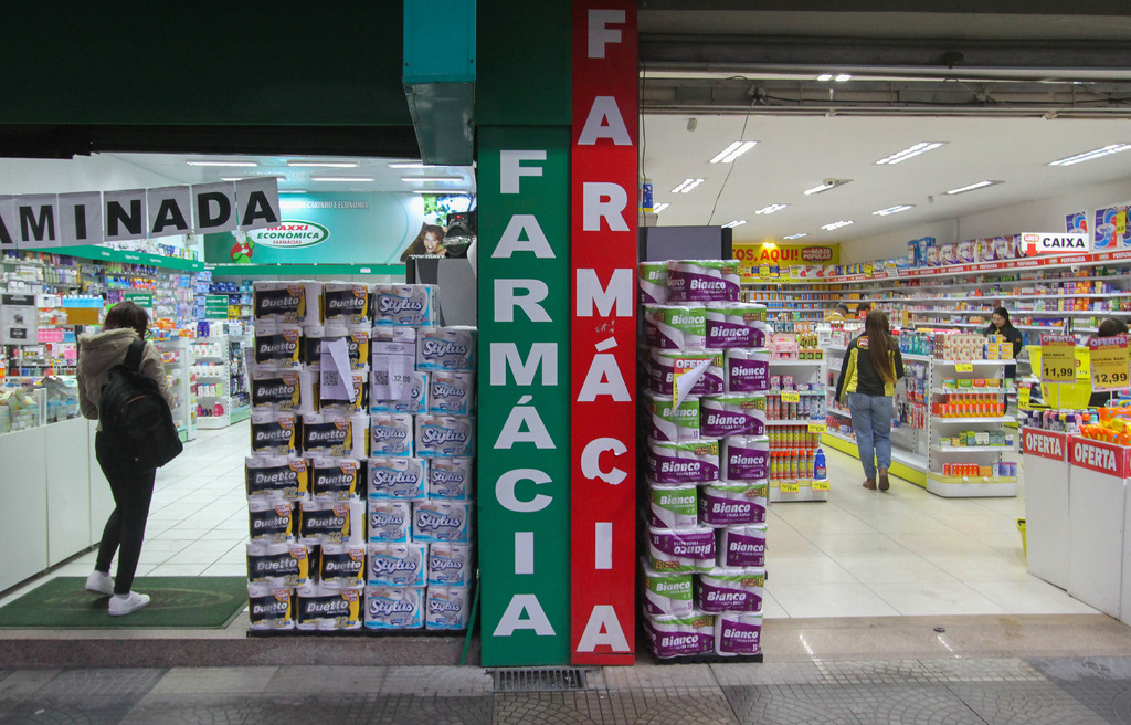 Foto: Carlos Queiroz - DP - Em alguns pontos da cidade é possível encontrar uma farmácia ao lado de outra