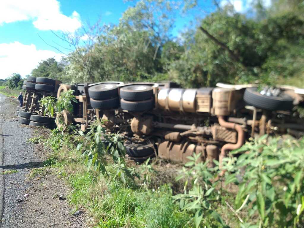 Caminhão tomba na tarde desta sexta no interior de Nova Palma