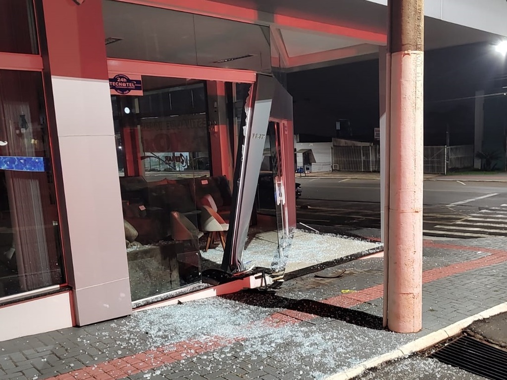 Colisão em estabelecimento comercial é registrada no centro do município