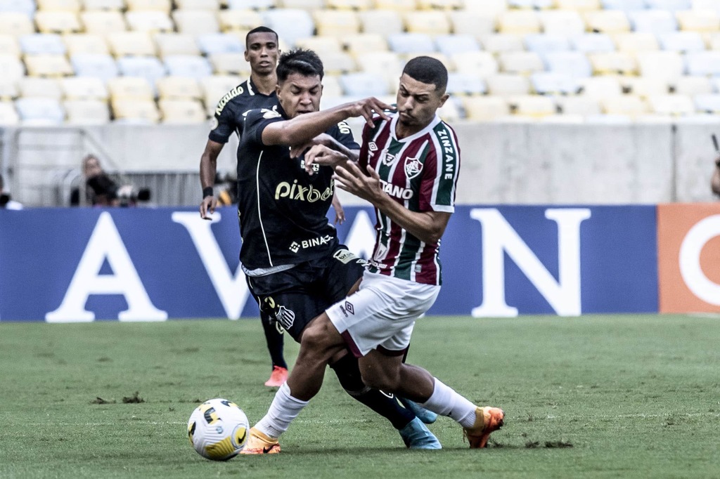 Fluminense vence e assume a quarta posição na tabela, enquanto Santos se aproxima do Z4