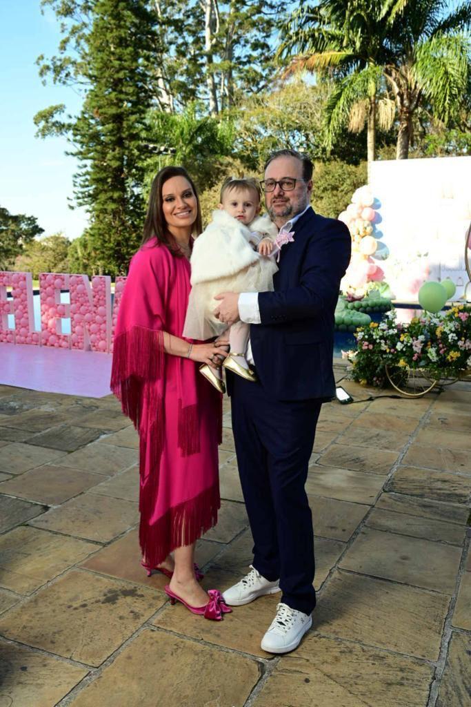 Cris Capoani e Régis Angnes e a filha Helena na festa de primeiro aninho da boneca