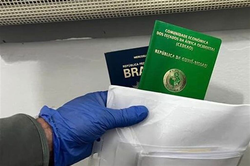 Foto: Polícia Federal - Passaportes foram apreendidos durante a operação da Polícia Federal, além de celulares e computadores