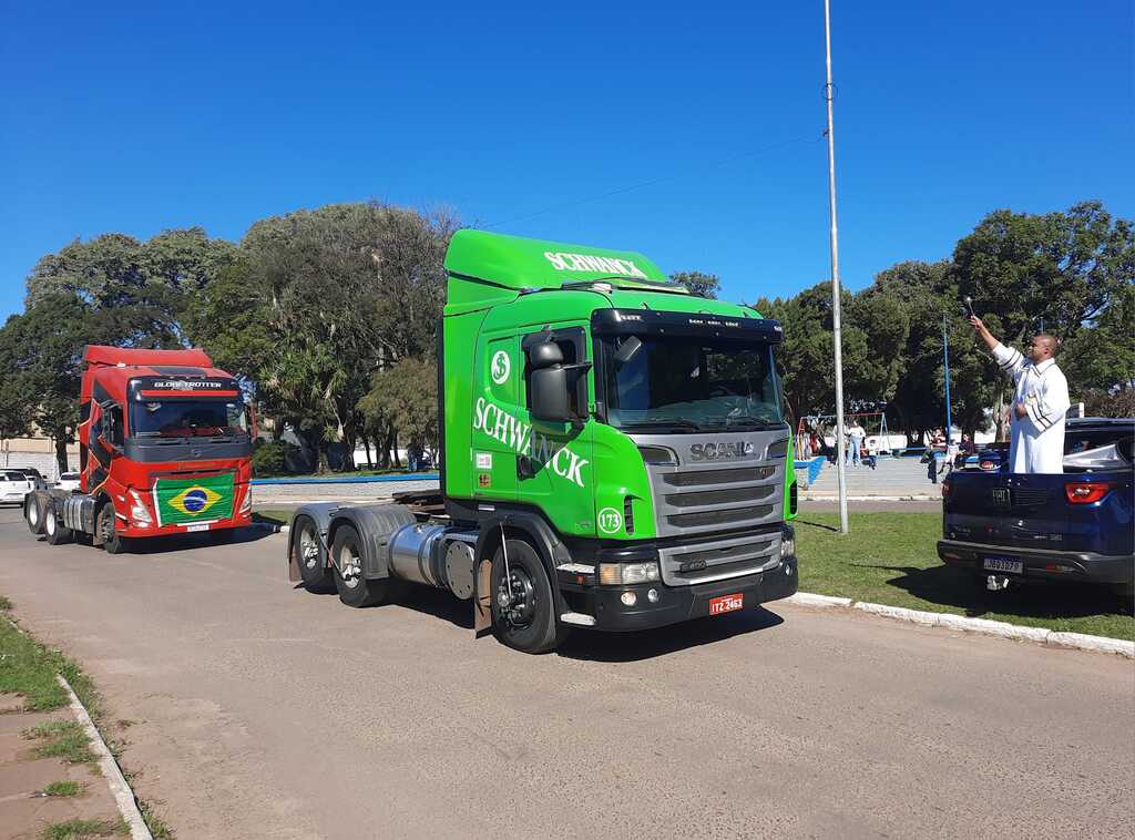 Ascom PMU - No trajeto, foi realizada a benção aos motoristas, pelo Padre Leandro Santiago Francisco, da Paróquia São Miguel.