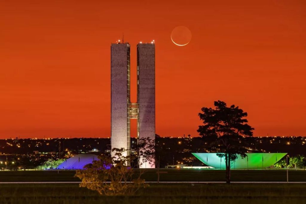  - Nascer do Sol deixa céu de Brasília vermelho. — Foto: Leo Caldas/Arquivo pessoal