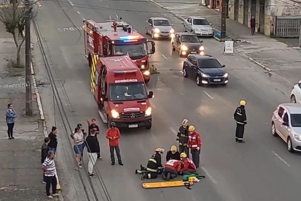  - Bombeiros em atendimento a mulher que caiu de carro em Joinville — Foto: Polícia Civil