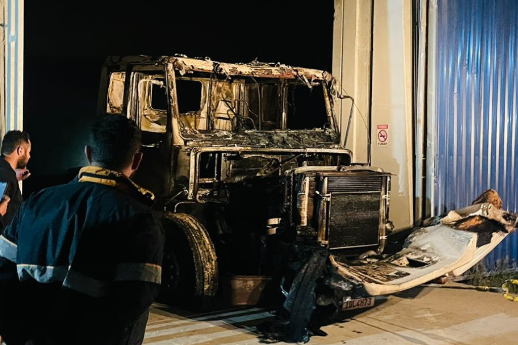 Caminhão pega fogo dentro de galpão na marginal da BR-101