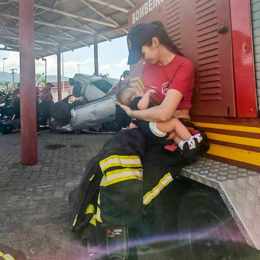 Divulgação/CBMSC - Na foto: a cabo Camila João amamentando seu filho Antônio.