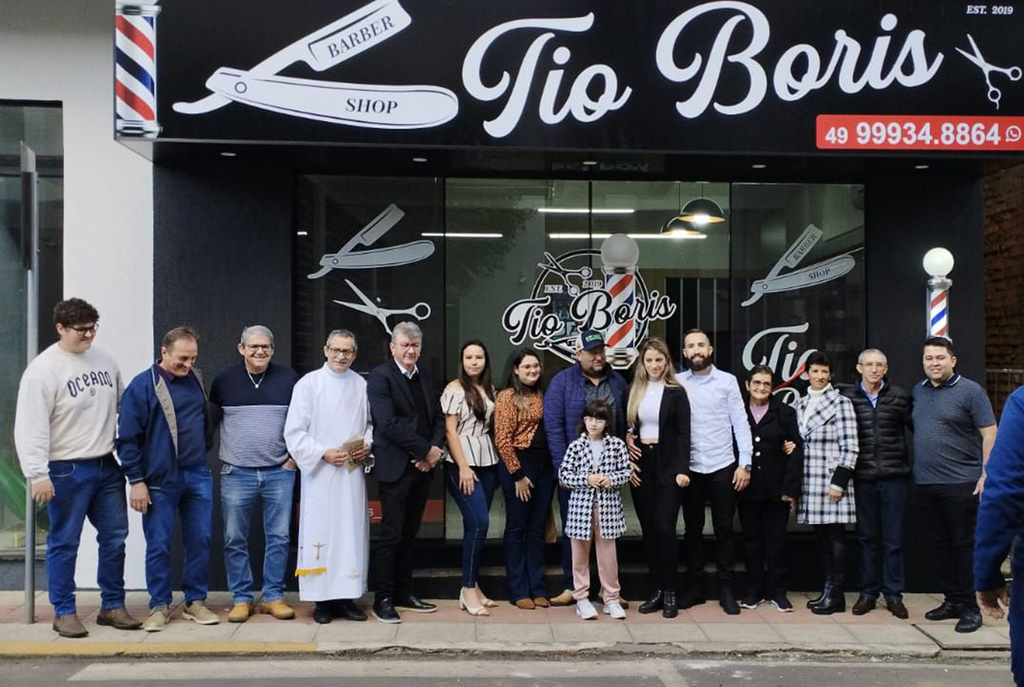 Ato inaugural em Capinzal da Barber Shop do Tio Bóris