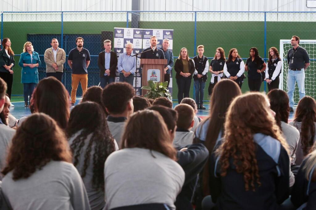 Nova quadra coberta é inaugurada na Escola Municipal Professora Thereza Mazzolli Hreisemnou