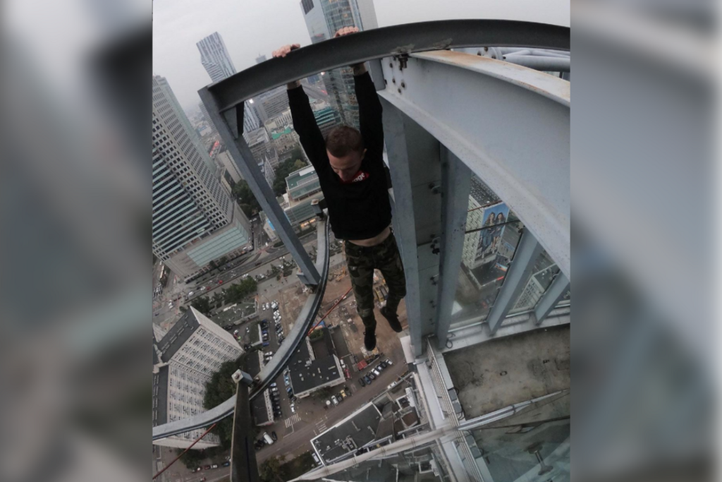 Influenciador que escalava prédios cai do 68º andar em Hong Kong após mentir que visitaria amigo