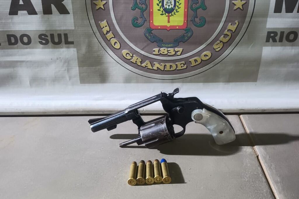 Foto: Brigada Militar - Um revólver calibre 38 e cinco munições foram apreendidos com o adolescente