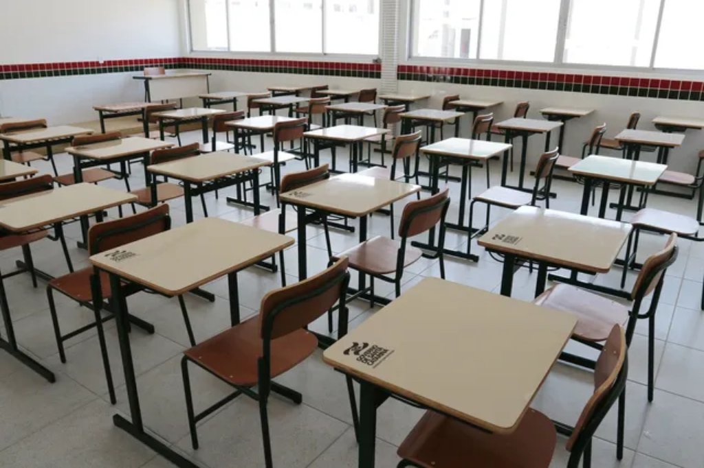  - Sala de aula vazia em Santa Catarina — Foto: Cristiano Estrela/Secom/Divulgação