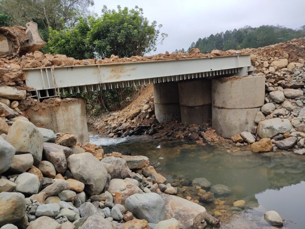 Prefeitura de Mirim Doce constrói desvio para a BR-470 após ponte ser interditada