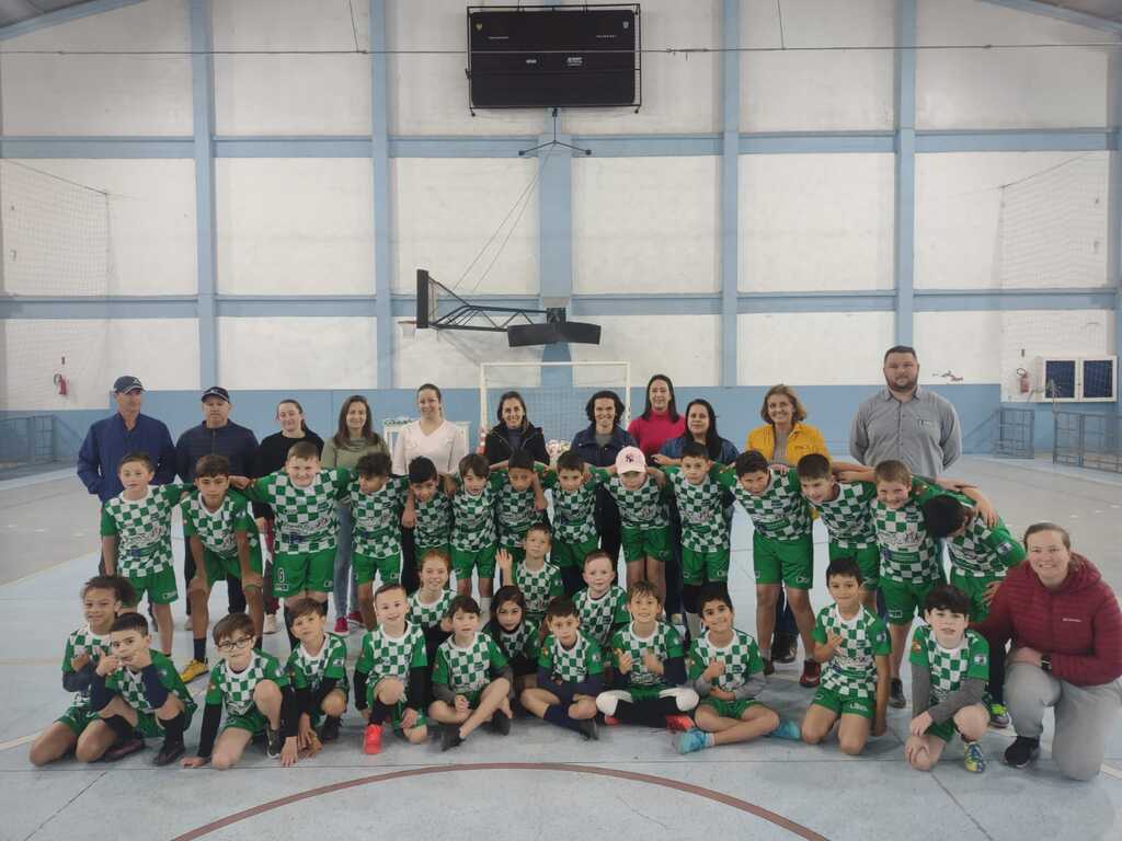 Uniformes foram entregues aos alunos do Projeto Virando o Jogo