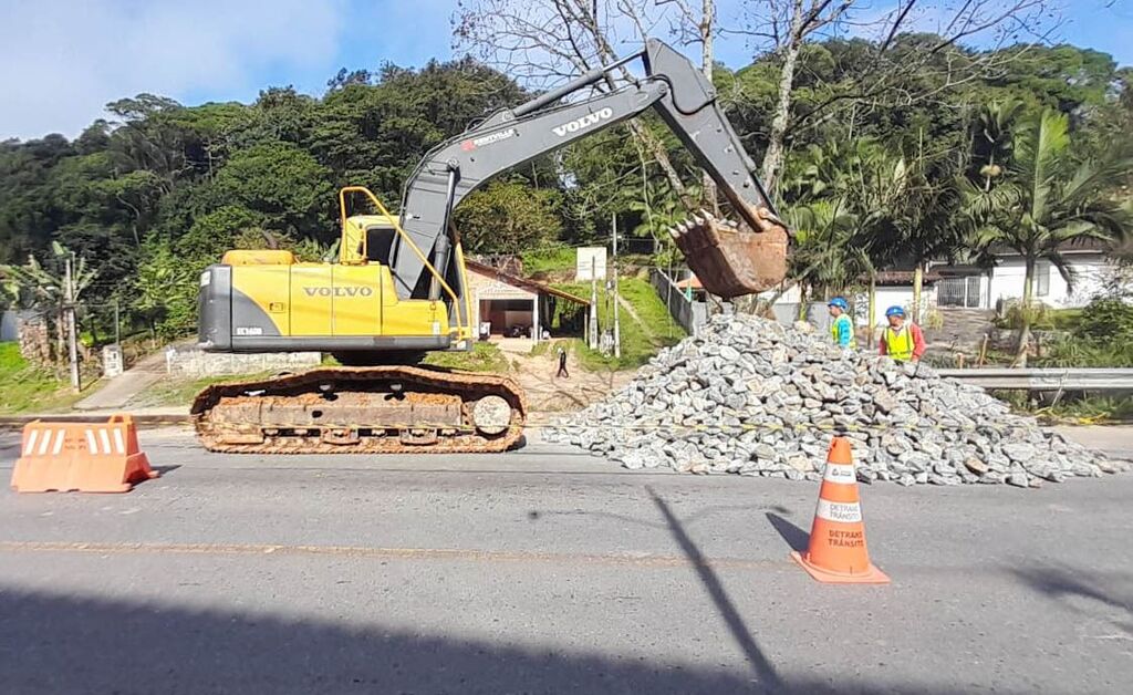 Companhia Águas de Joinville trabalha em obra na rua Monsenhor Gercino