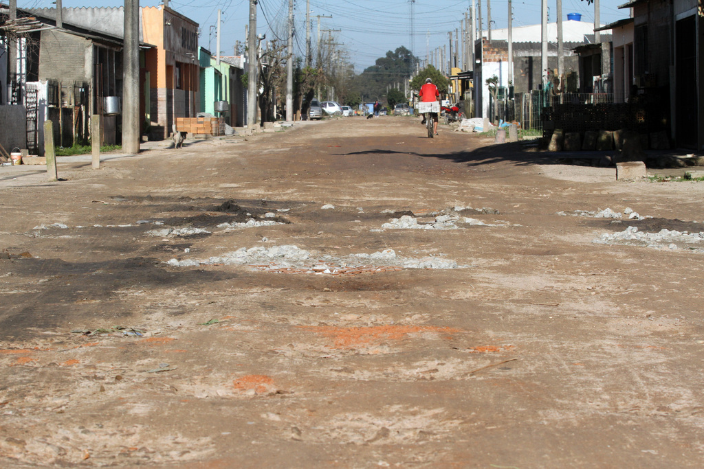 Foto: Jô Folha - DP - Caminhos por onde cidadãos que vivem na vila Governaço circulam precisam de manutenção