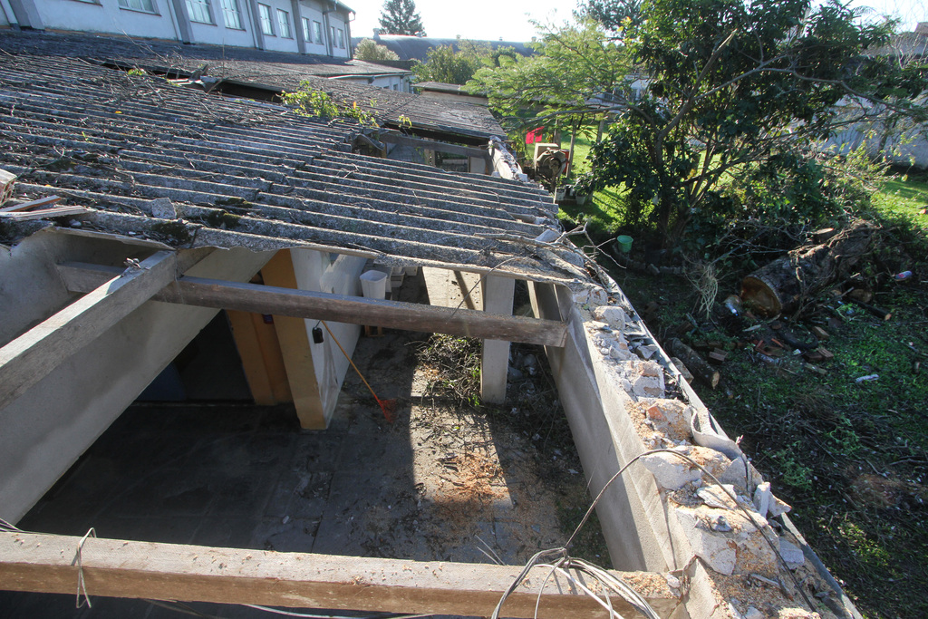 Foto: Carlos Queiroz - DP - Instituição que cerca de 300 pessoas autistas está com parte das telhas quebradas