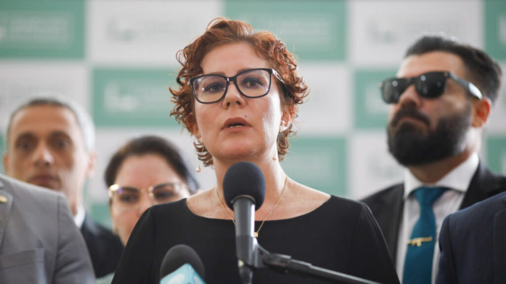 PF apreende celulares e passaporte da deputada Carla Zambelli