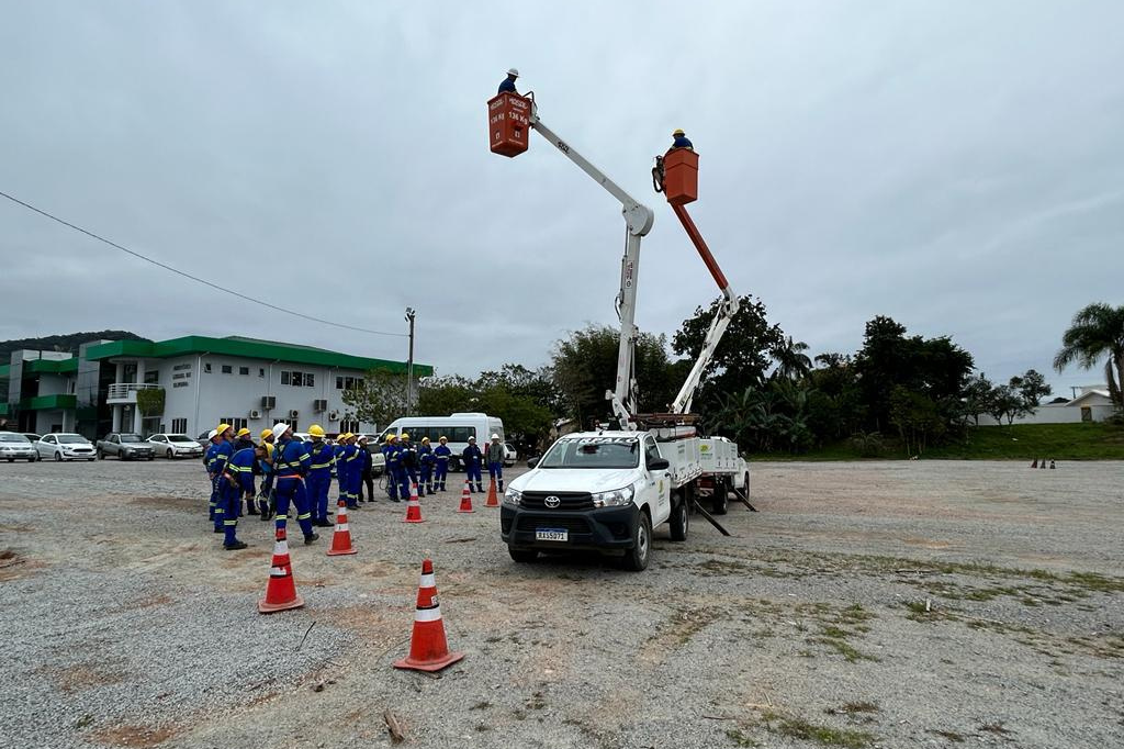 Profissionais que atuam com cesto aéreo passam por treinamento