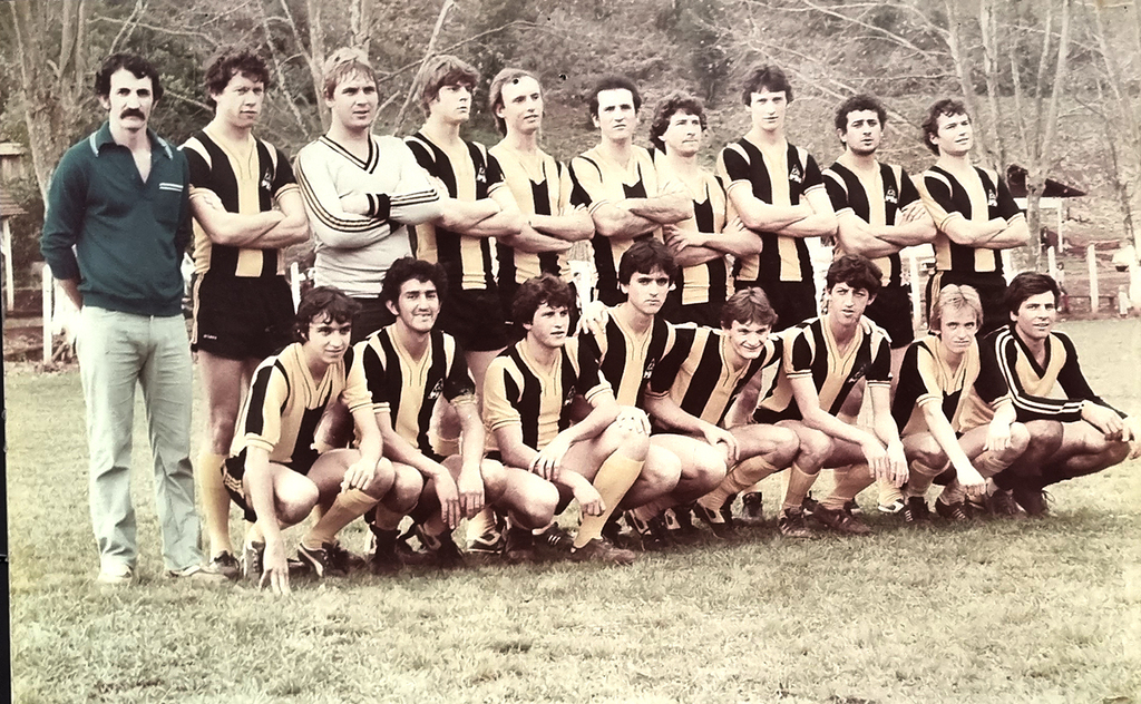  - Foto legenda do Penharol F.C. em pé da esquerda para a direita: Valdir, Lilico, Adão (Ladir), Mauricio, Nene, Remi, Dé, Volnei, Carlinhos e Polaco.
Agachados: Pelé, Zeneide, Prego, Adelir, Miguel, Mídio, Itamar e Gringo.