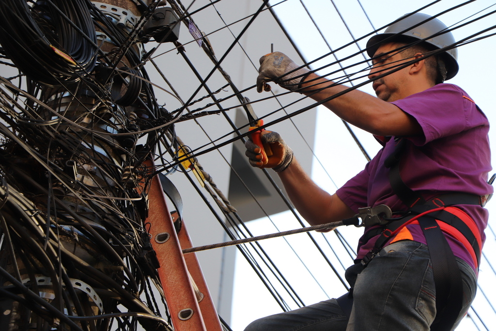 Mutirão de retirada de fios em desuso segue na próxima semana na Rua dos Andradas