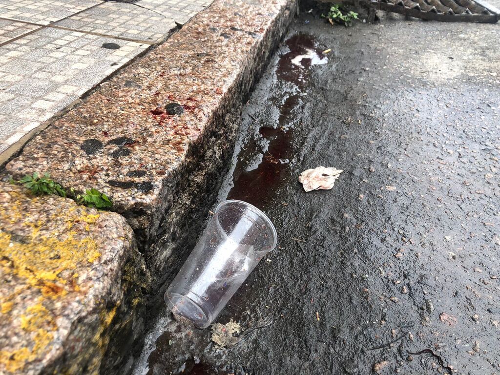 Leandro Lopes - Especial/DP - Próximo ao local do crime, um copo com restos de cerveja em meio à poça de sangue