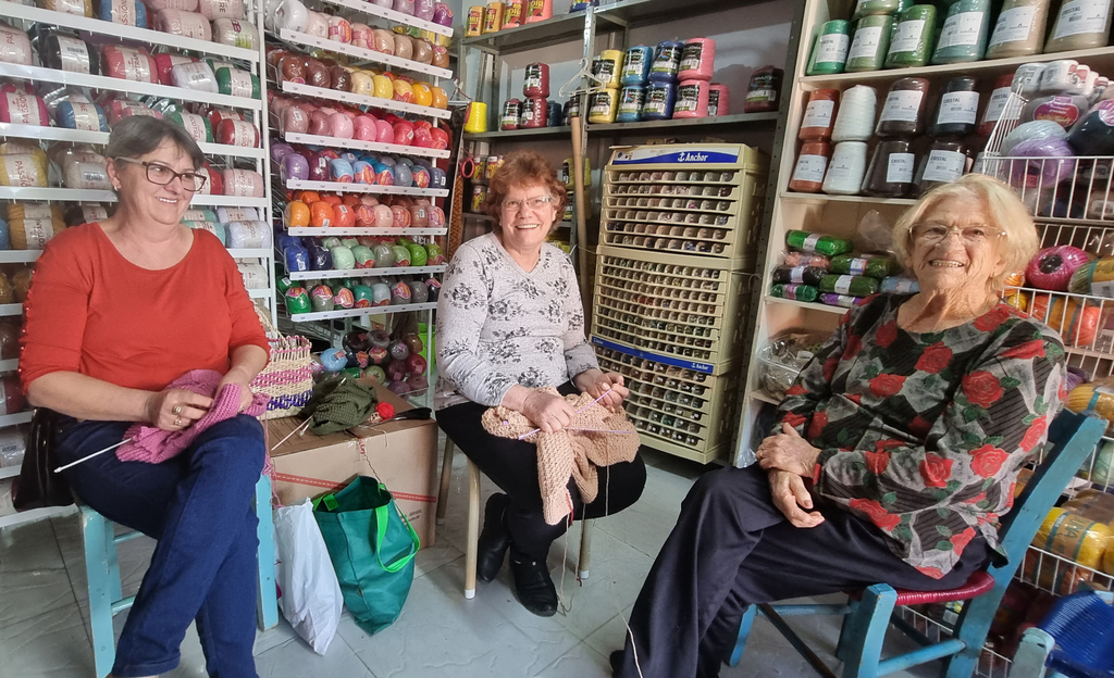  - Foto legenda:  Quinta-feira, 03 de agosto de 2023, sendo da esquerda para a direita Ivete dos Santos, Elis Sartori e Ezilda Nedi Azevedo dialogando e mostrando as suas habilidades. Elis e Ezilda são amigas há mais de quatro décadas, pois chegaram a trabalhar juntas.