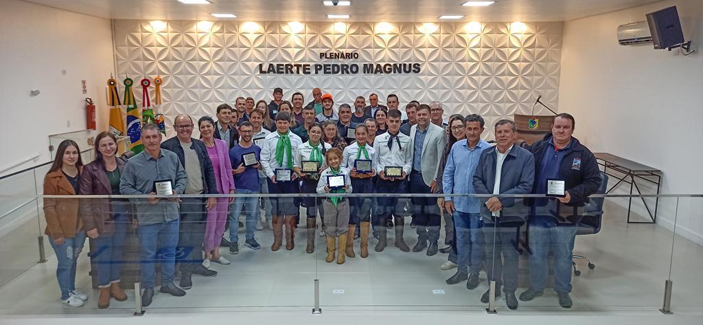 VEREADORES DE SÃO JOÃO DO SUL PRESTAM HOMENAGENS EM SESSÃO SOLENE